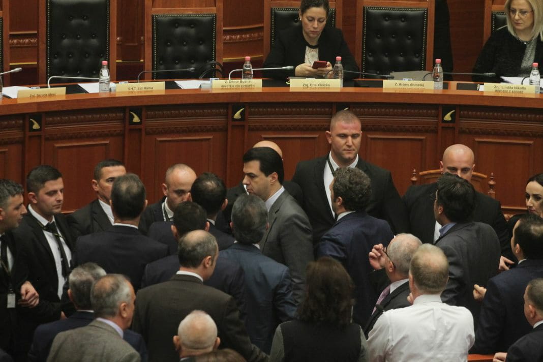 VIDEO & FOTO GALERI/ Nezar Seitaj tremb mazhorancën, Gramoz Ruci ndërpret seancën