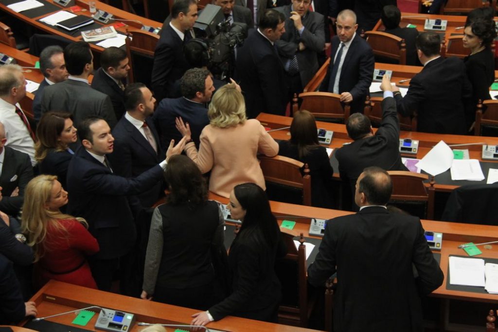 FOTO GALERI/ Punime anormale në sallën e Kuvendit, Gramoz Ruçi fut Gardën mes deputetëve të mazhorancës dhe opozitës
