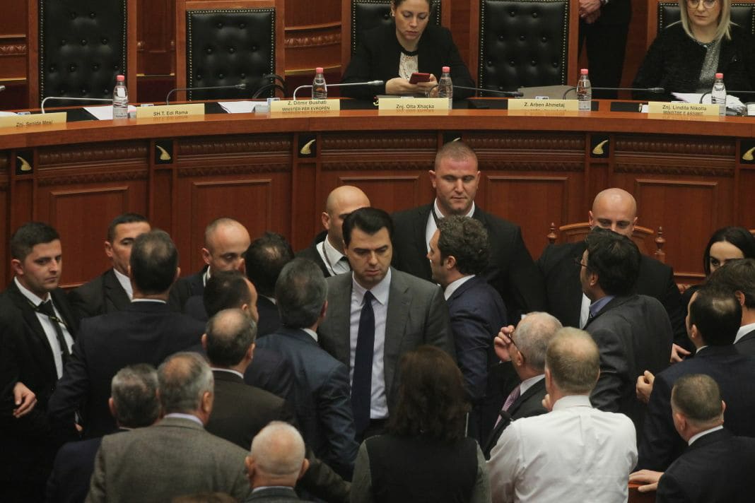 VIDEO & FOTO GALERI/ Nezar Seitaj tremb mazhorancën, Gramoz Ruci ndërpret seancën