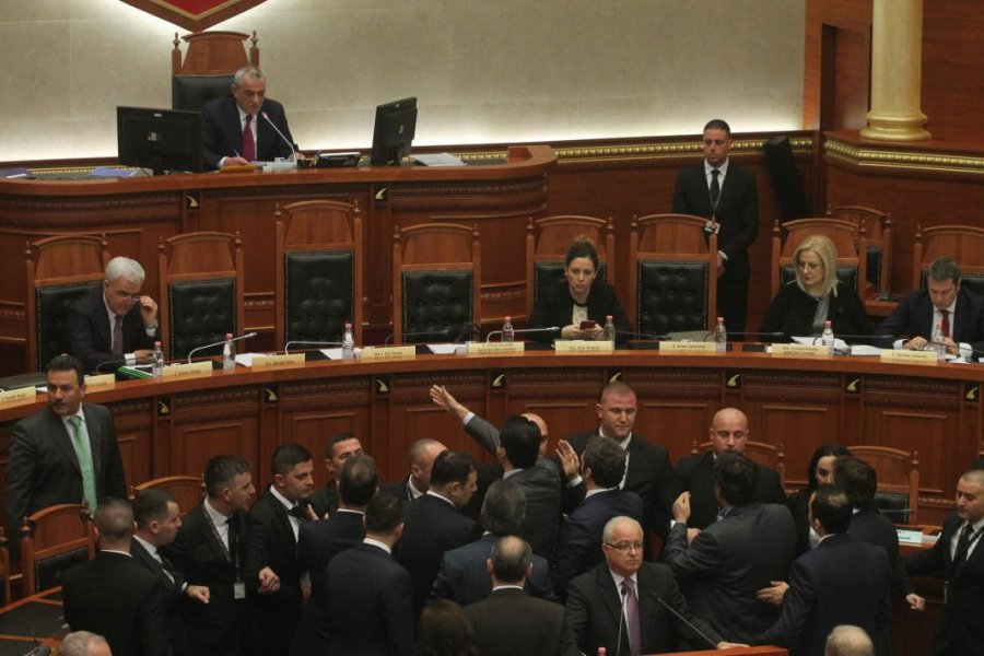 VIDEO & FOTO GALERI/ Nezar Seitaj tremb mazhorancën, Gramoz Ruci ndërpret seancën