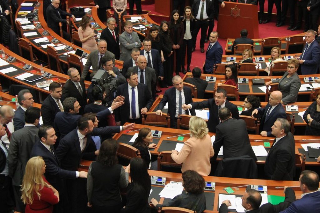 FOTO GALERI/ Punime anormale në sallën e Kuvendit, Gramoz Ruçi fut Gardën mes deputetëve të mazhorancës dhe opozitës