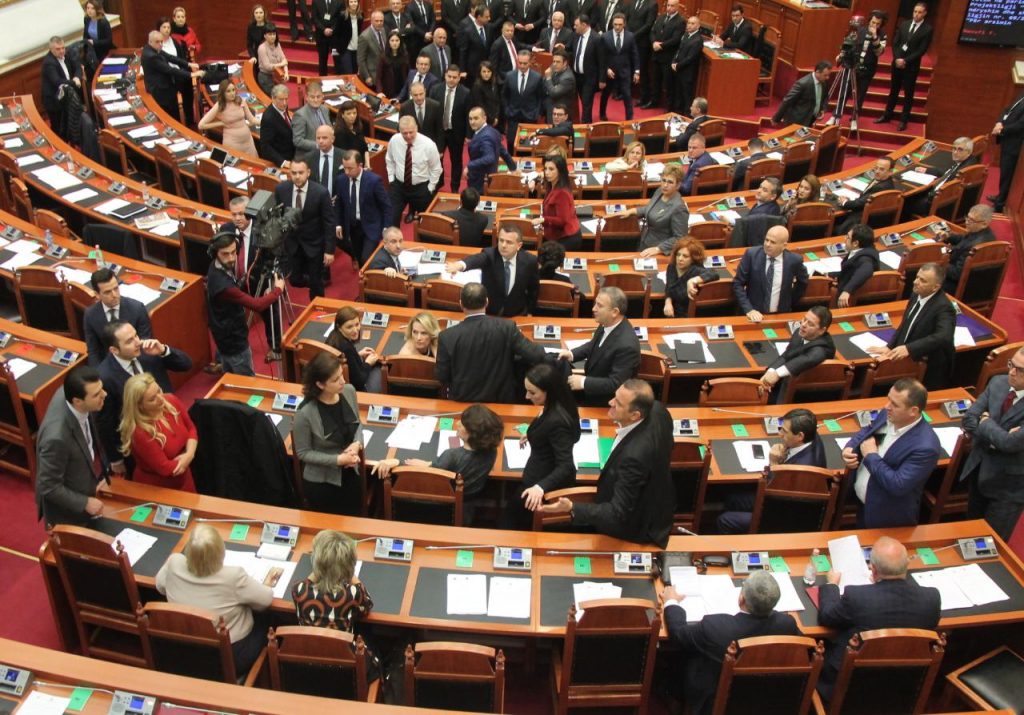 FOTO GALERI/ Punime anormale në sallën e Kuvendit, Gramoz Ruçi fut Gardën mes deputetëve të mazhorancës dhe opozitës