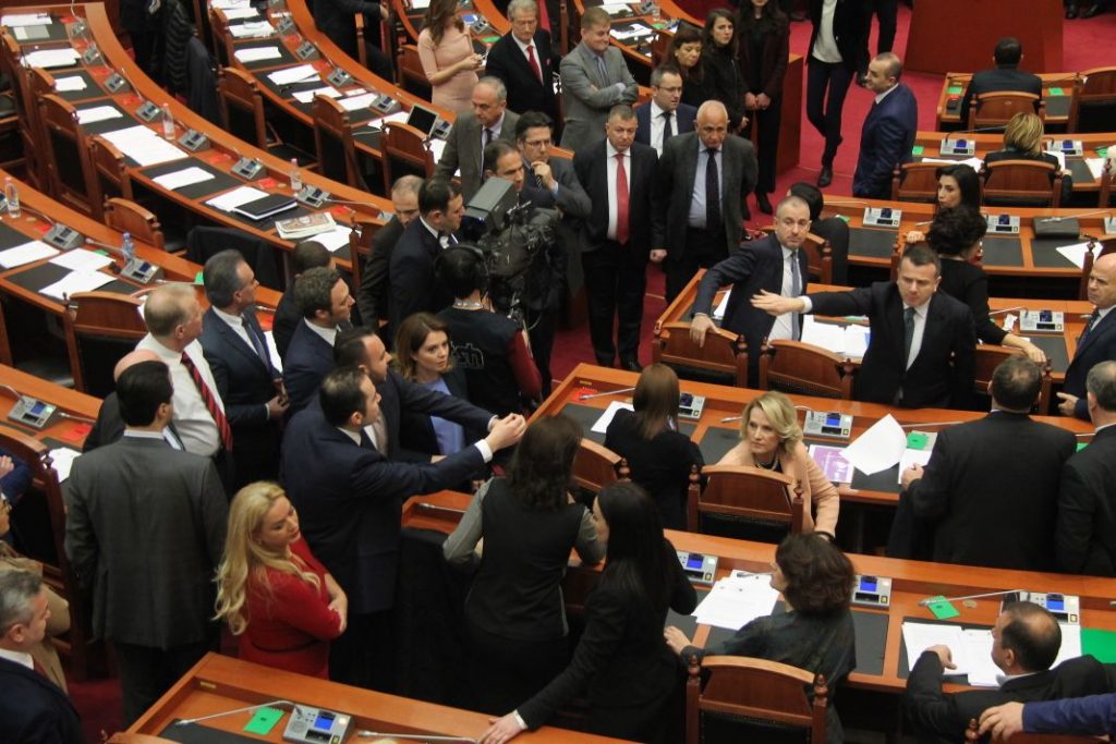 FOTO GALERI/ Punime anormale në sallën e Kuvendit, Gramoz Ruçi fut Gardën mes deputetëve të mazhorancës dhe opozitës