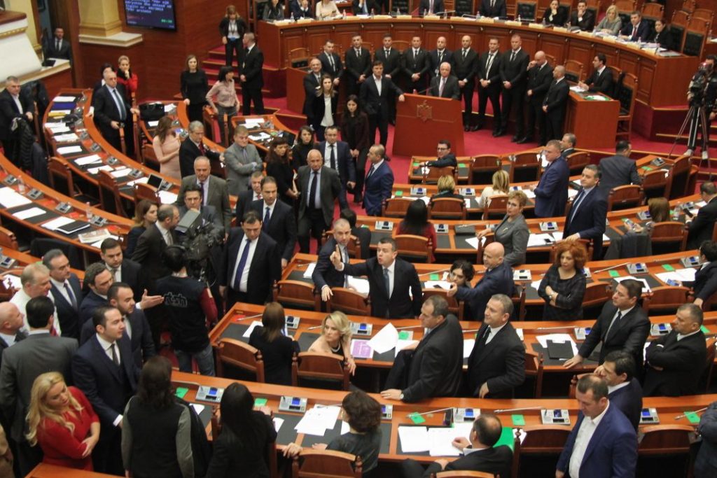 FOTO GALERI/ Punime anormale në sallën e Kuvendit, Gramoz Ruçi fut Gardën mes deputetëve të mazhorancës dhe opozitës