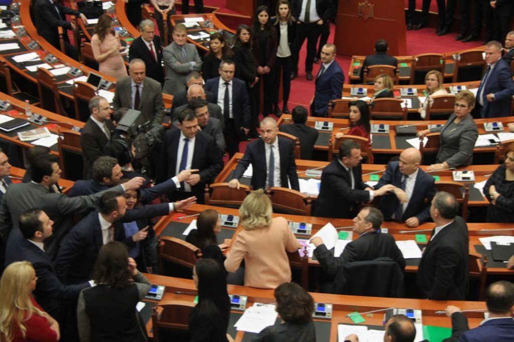 FOTO GALERI/ Punime anormale në sallën e Kuvendit, Gramoz Ruçi fut Gardën mes deputetëve të mazhorancës dhe opozitës