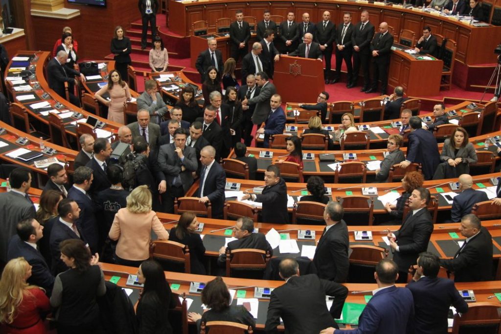 FOTO GALERI/ Punime anormale në sallën e Kuvendit, Gramoz Ruçi fut Gardën mes deputetëve të mazhorancës dhe opozitës