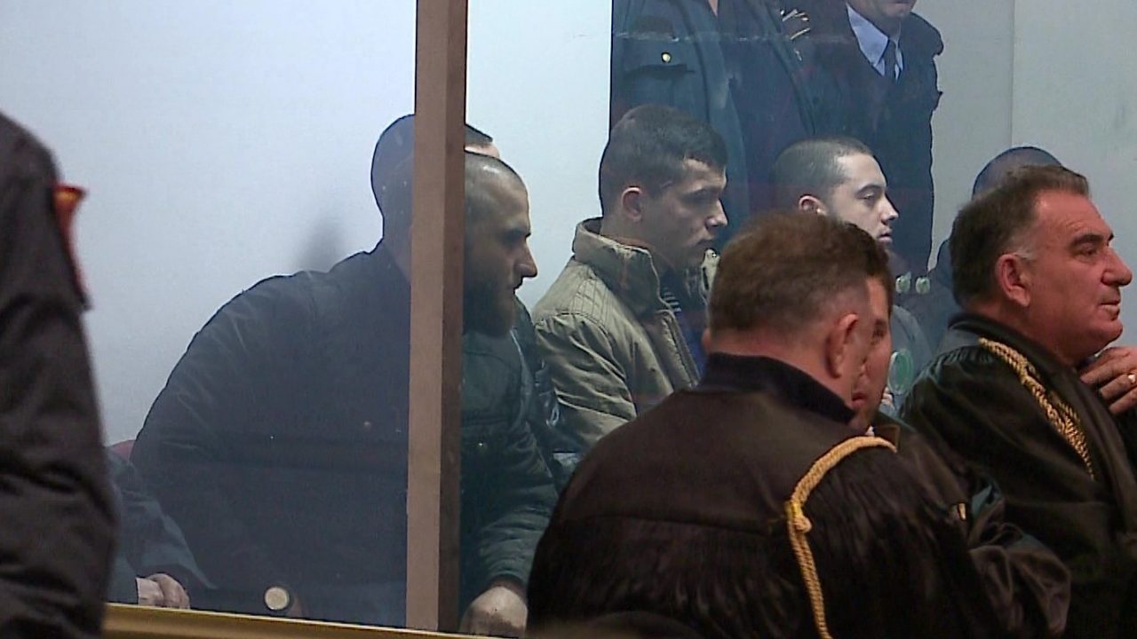 Vrasja e oficerit të Policisë në Lazarat, të akuzuarit “i vërsulen” psikologes në sallën e gjyqit