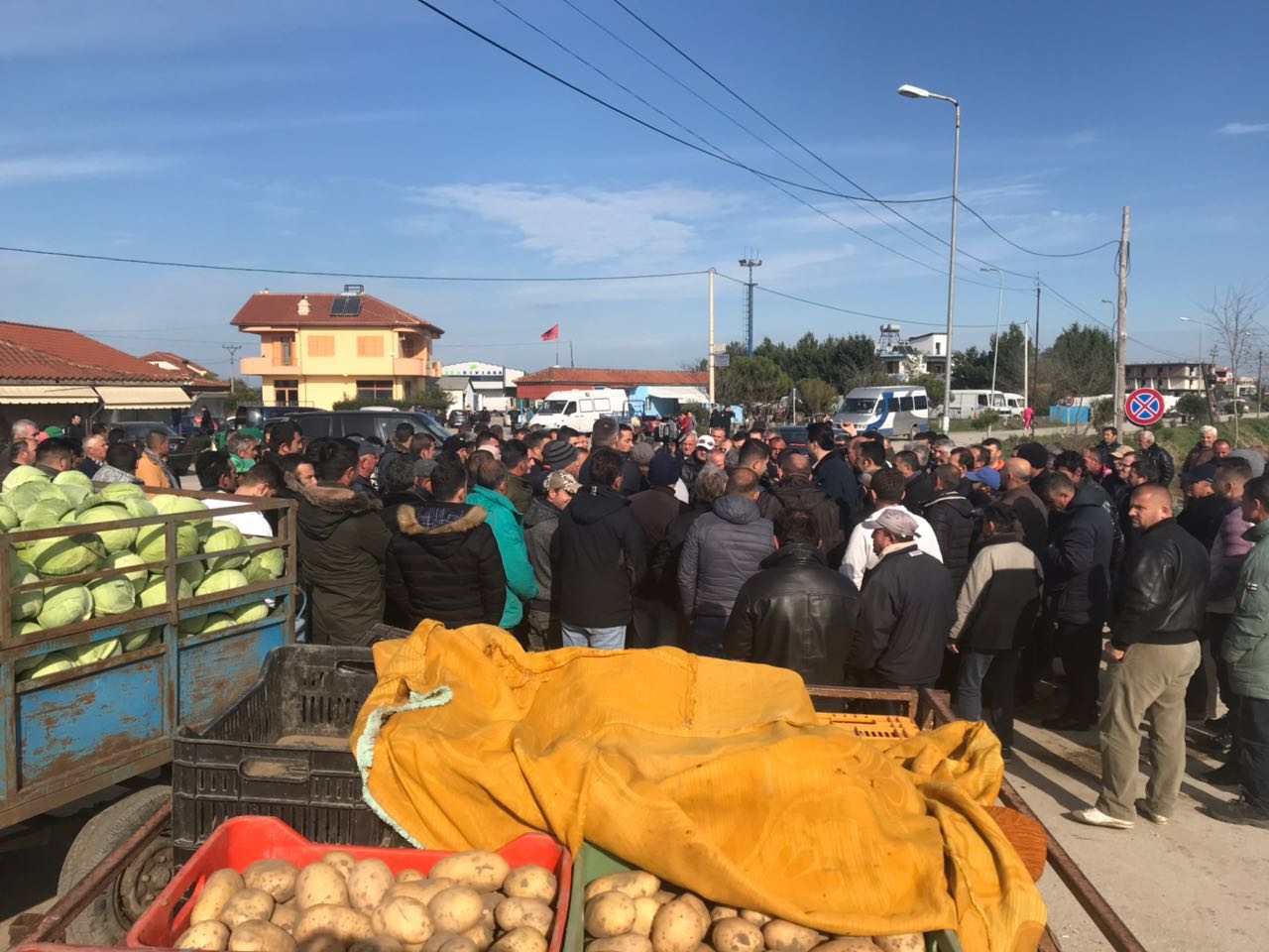 Basha me fermerët e Divjakës: Duhet të hedhim Ramën në kanal, jo djersën tuaj – Ejani bllokoni Kryeministrinë