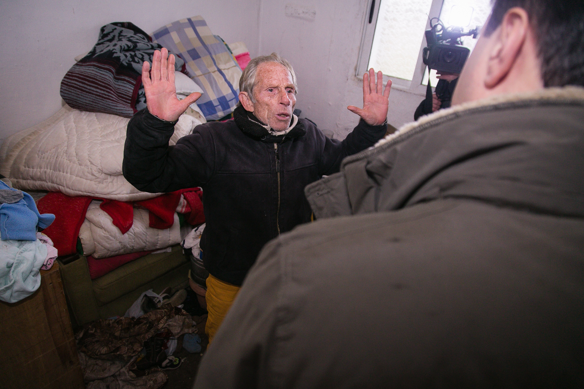 FOTOT GALERI/ Të përjashtuar nga ndihma ekonomike, fëmijët pa bukë në shkollë, familjarët “ngrenë duart lart”