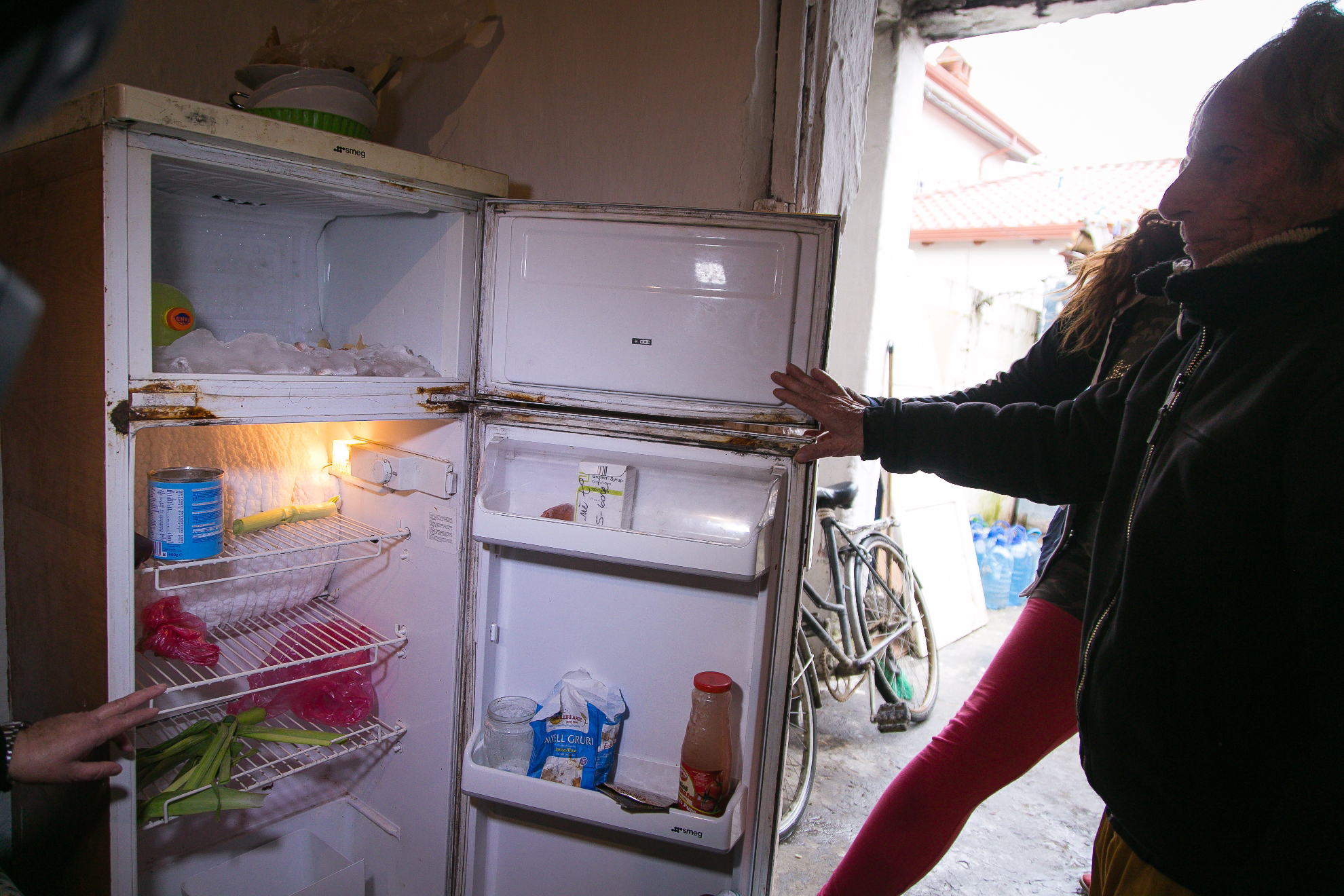 FOTOT GALERI/ Të përjashtuar nga ndihma ekonomike, fëmijët pa bukë në shkollë, familjarët “ngrenë duart lart”