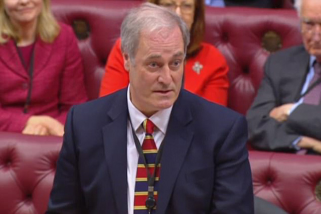 Dy minuta me vonesë në Parlament, jep dorëheqjen ministri