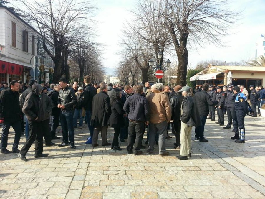 FOTO/ Shkodër, u hoqën nga ndihma ekonomike, familjet dalin në protestë