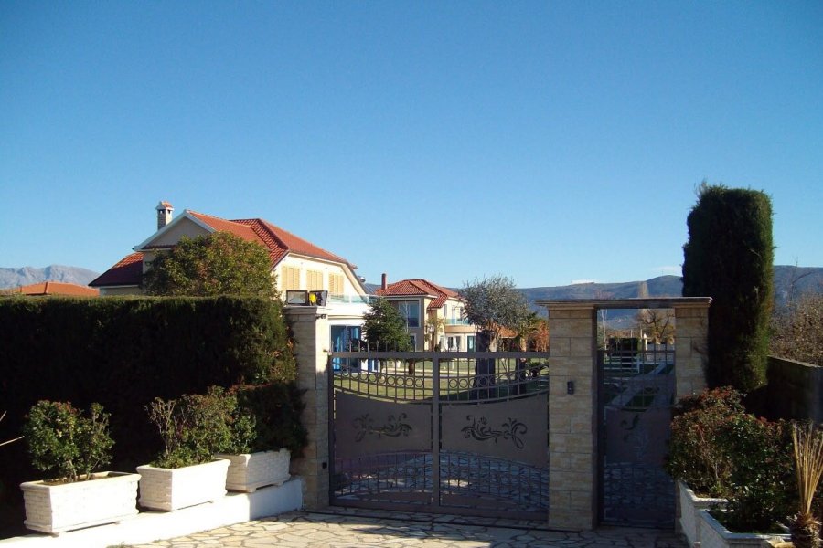 FOTO GALERI/ Lezhë, sekuestrohen 1.4 milionë euro pasur një grupi kriminal