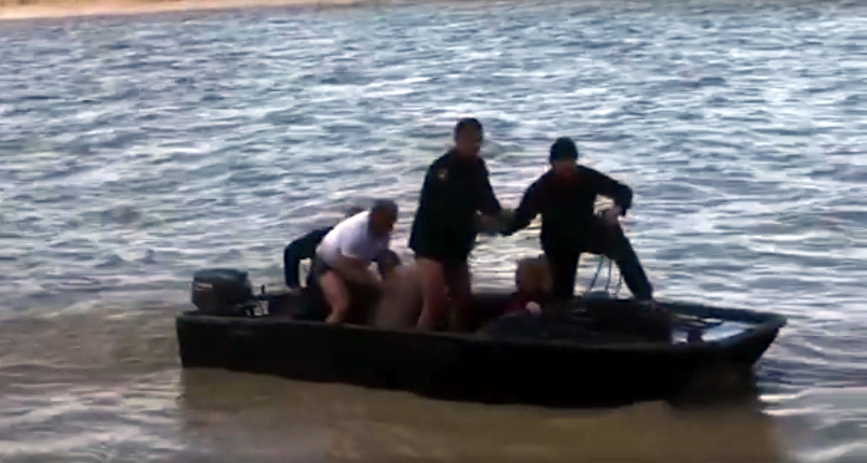 VIDEO IRONIKE/ Edi Rama nga kulla e Surrelit uron të përmbyturit me pamje “ekzotike”