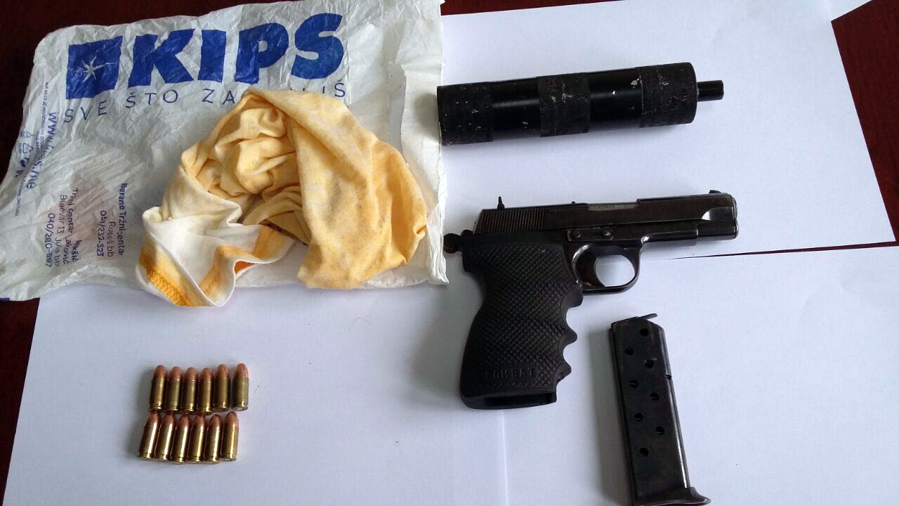 EMRI & FOTO/ Kavajë, kontrolli në makinë prangoset shkodrani me pistoletë me silenciator