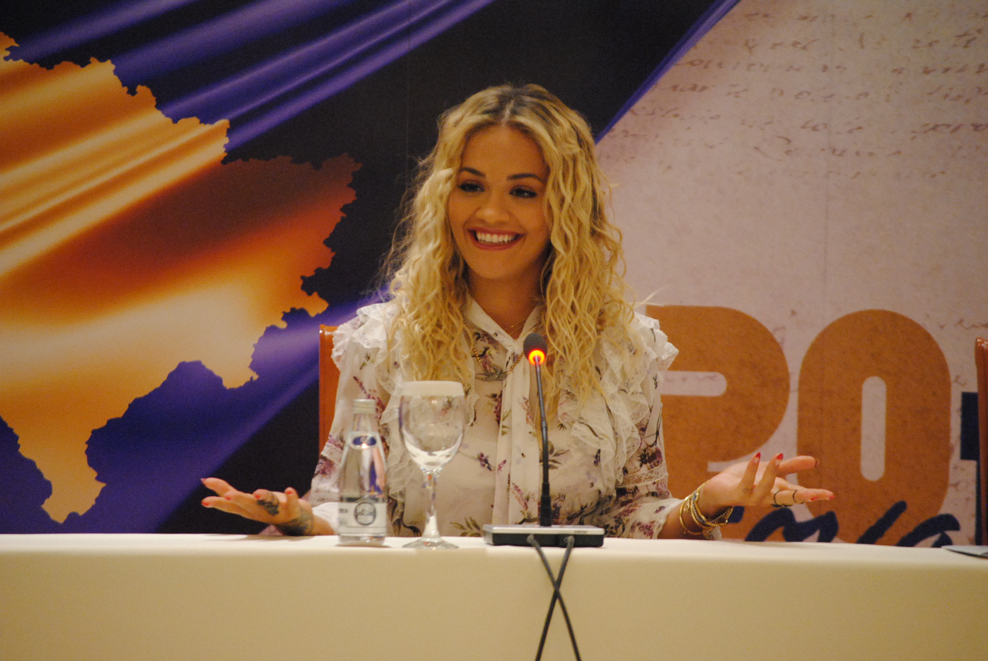 VIDEO/ Prishtinë, Rita Ora mban konferencë, gazetari i propozon për martesë