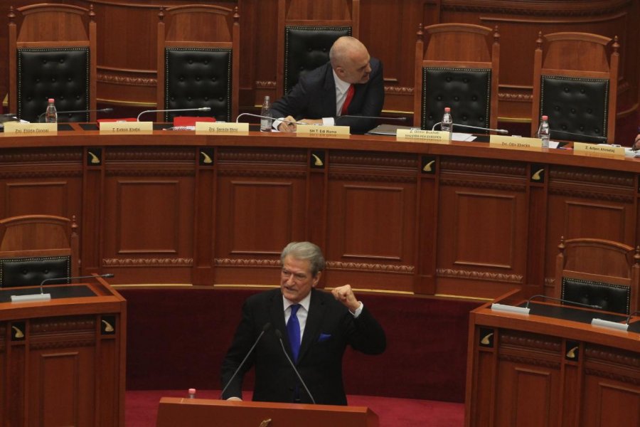 SHIFRAT/ Nuk do ta besoni, ja sa kanë kushtuar vetëm një pjesë e punimeve të bunkerit të Edi armës në Surrel