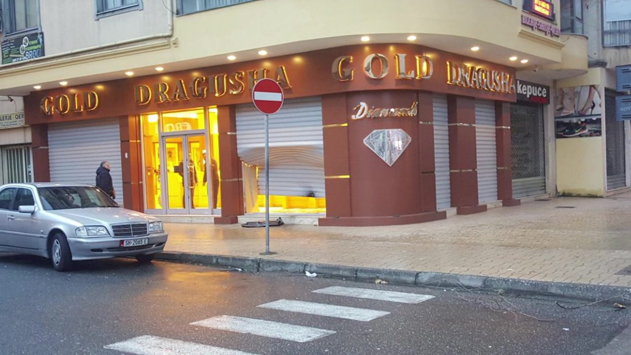 Shkodër, vidhet argjendaria, autorët braktisin mjetin e përplasur dhe i ikin policisë