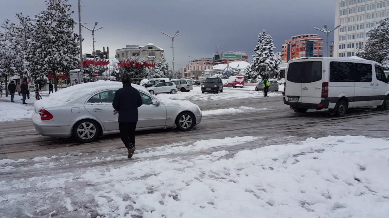 Bora “mbyll” shkollat në Dibër e Shkodër