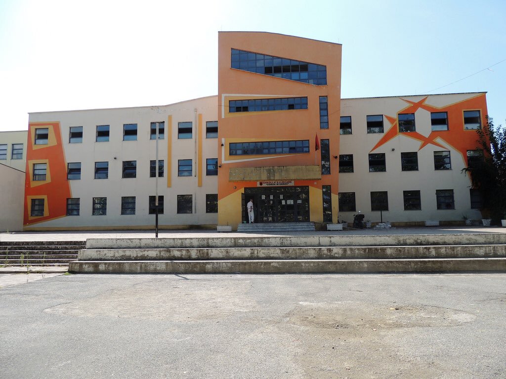 FOTO GALERI/ Lali Eri në gusht 2016 përuronte shkollën “e re”, në shkurt 2018 mësueses i bie suvaja në kokë