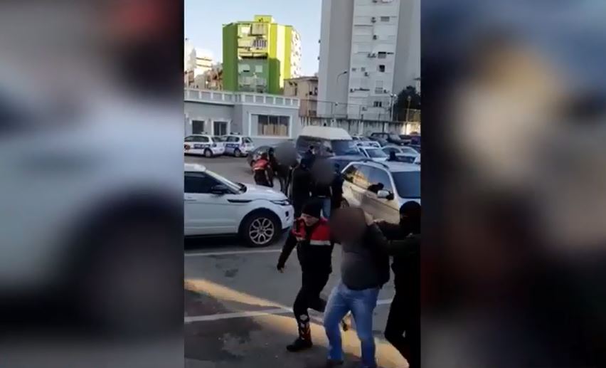 EMRAT & VIDEO/ Tiranë, “tregtonin” kokainë në “Bllok”, ja si u prangos 23-vjeçarja dhe tre bashkëpunëtorët e saj