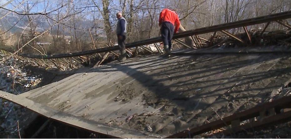 FOTO/ Fushë Krujë, shembet ura, 7 fshatra të izoluar
