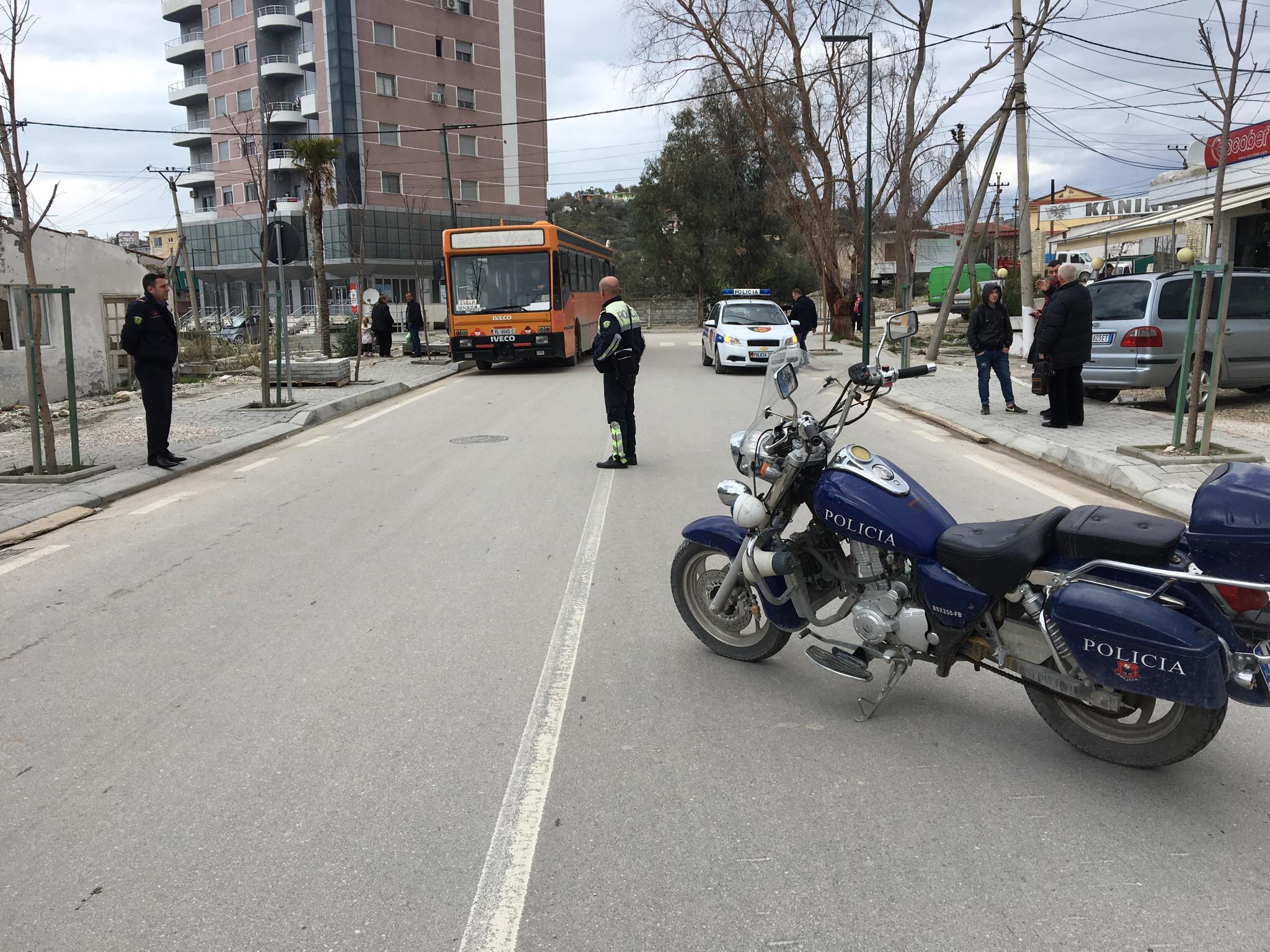 FOTO GALERI/ Vlorë, aksident i rëndë, makina përplas një fëmijë 4 vjeç, shoferi ikën