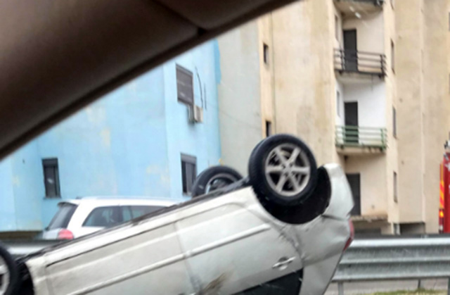 DETAJE & FOTO/ Kavajë, ja si ndodhi aksidenti, makina përmbys, 34-veçarja e shtrirë në tokë