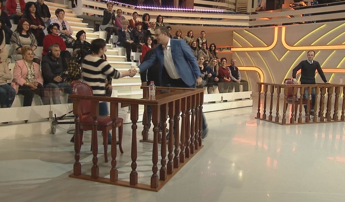 HISTORIA/Shtëpia kthehet në sherr mes gjithë familjes