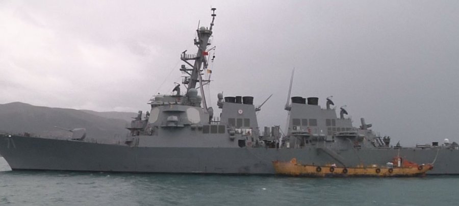 FOTO GALERI/ Anija ushtarake amerikane “pushton” Vlorën