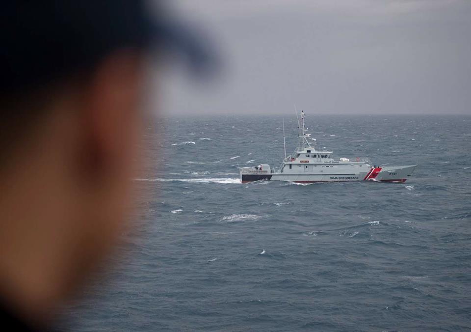 FOTO GALERI/ Anija ushtarake amerikane “pushton” Vlorën