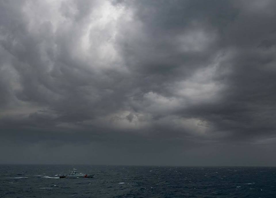 FOTO GALERI/ Anija ushtarake amerikane “pushton” Vlorën