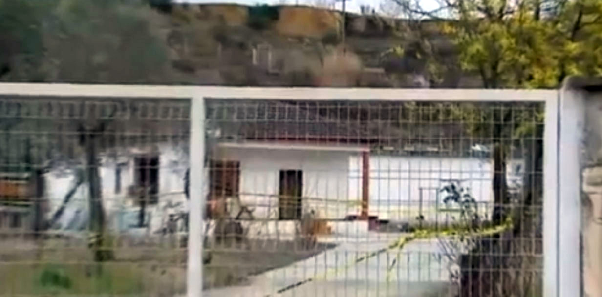 VIDEO & FOTO GALERI/ Në banesën e organizatorit të vrasjes së Devi Kasmit, tunele për të fshehur armatimet