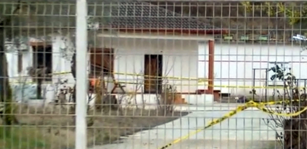 VIDEO & FOTO GALERI/ Në banesën e organizatorit të vrasjes së Devi Kasmit, tunele për të fshehur armatimet