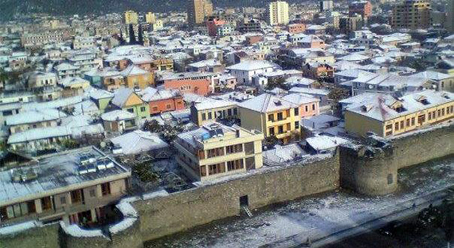 Moti i keq pushton Elbasanin, 12 mijë persona pa energji elektrike, bllokohen edhe rrugët