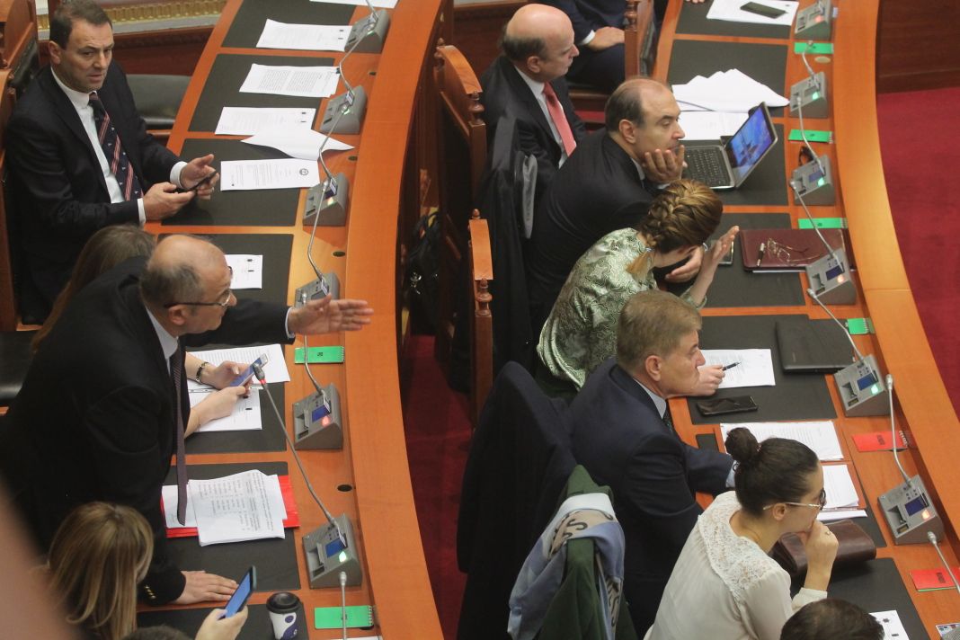 FOTO GALERI/ Sot në Kuvend, Gramoz Ruci kruan kokën, Edi Rama kruan kokën e veshin