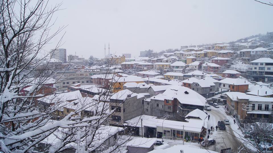 Borë dhe ngrica, ja situata deri në mesditë – Akset e bllokuara dhe ku duhet të bëni kujdes