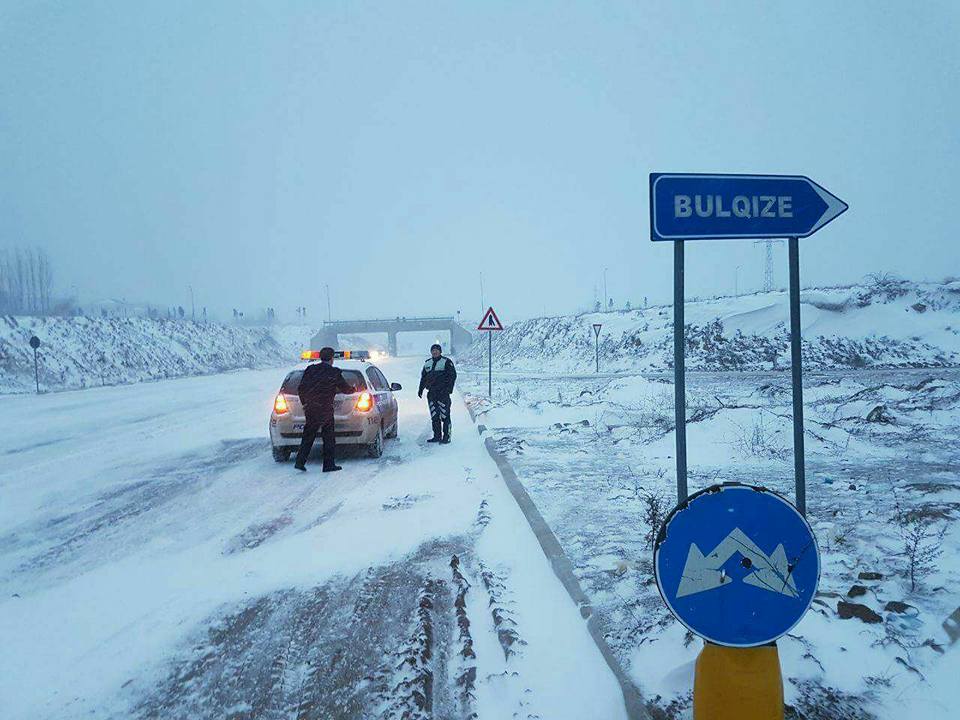 Borë dhe ngrica, ja situata deri në mesditë – Akset e bllokuara dhe ku duhet të bëni kujdes