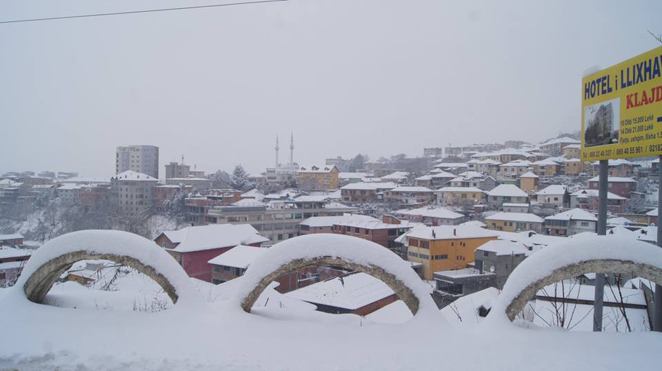 Borë dhe ngrica, ja situata deri në mesditë – Akset e bllokuara dhe ku duhet të bëni kujdes