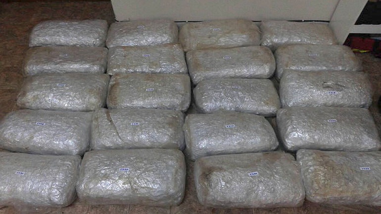 FOTO/ Greqi, kapet shqiptari 26-vjeç me makinën plot me drogë