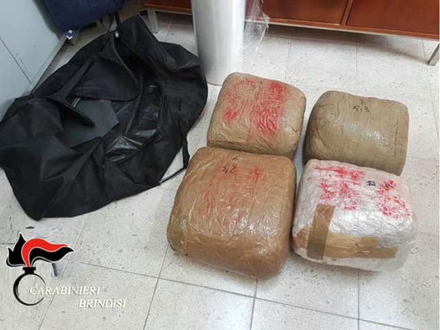 Itali, drogë nga Shqipëria, 15 të arrestuar mëngjesin e sotëm