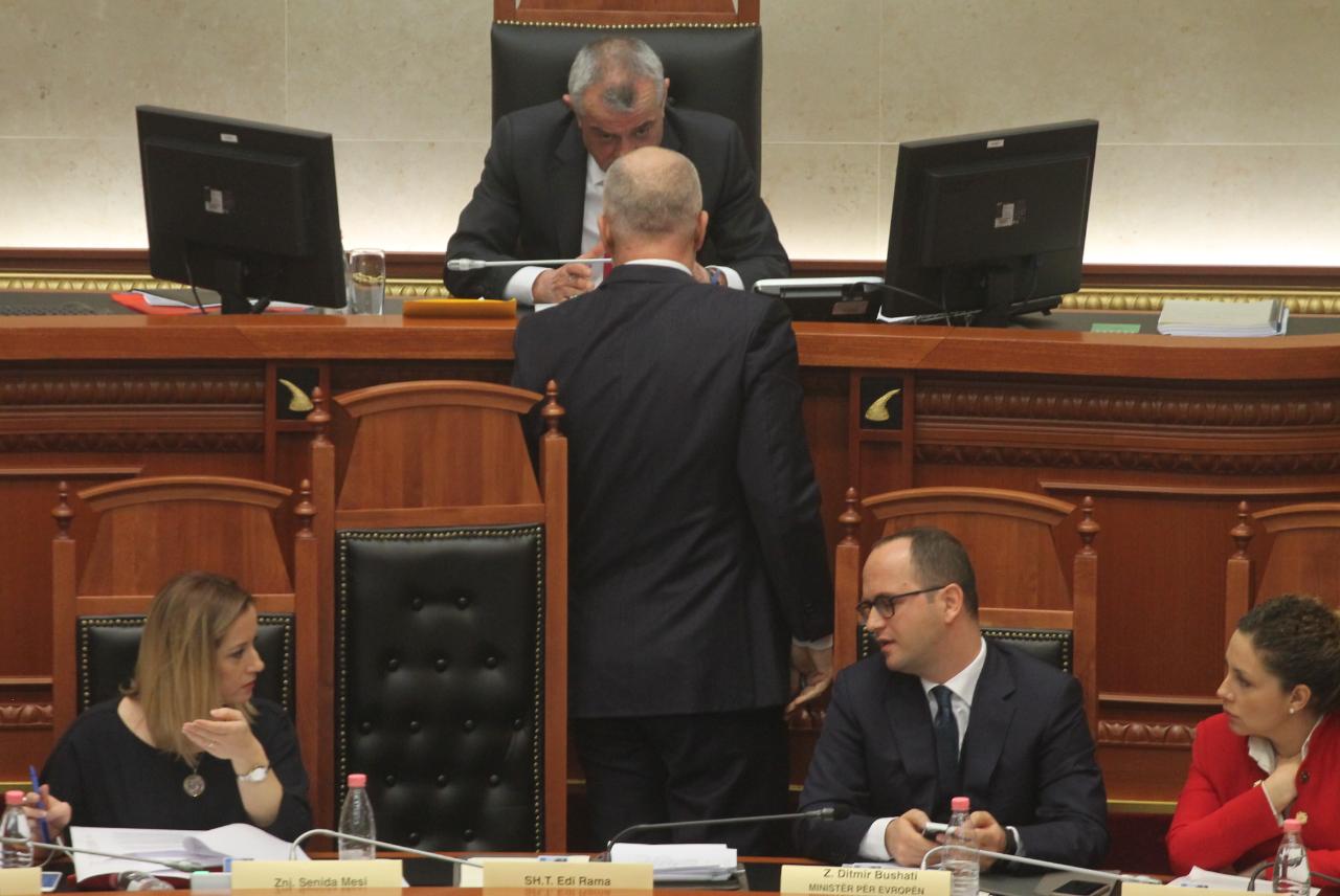 FOTO GALERI/ Sot në Kuvend, Gramoz Ruci kruan kokën, Edi Rama kruan kokën e veshin