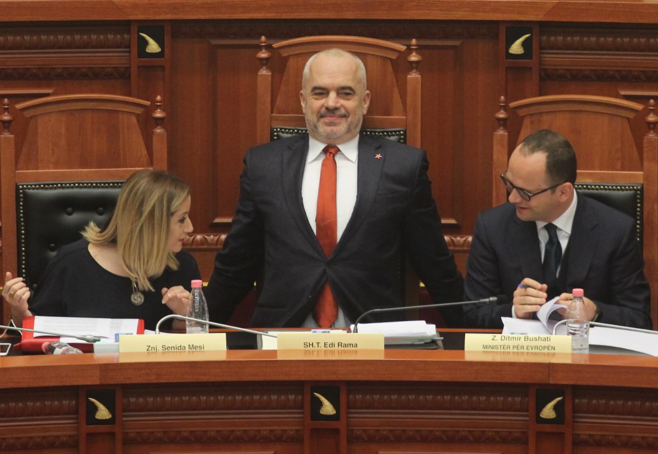FOTO GALERI/ Sot në Kuvend, Gramoz Ruci kruan kokën, Edi Rama kruan kokën e veshin