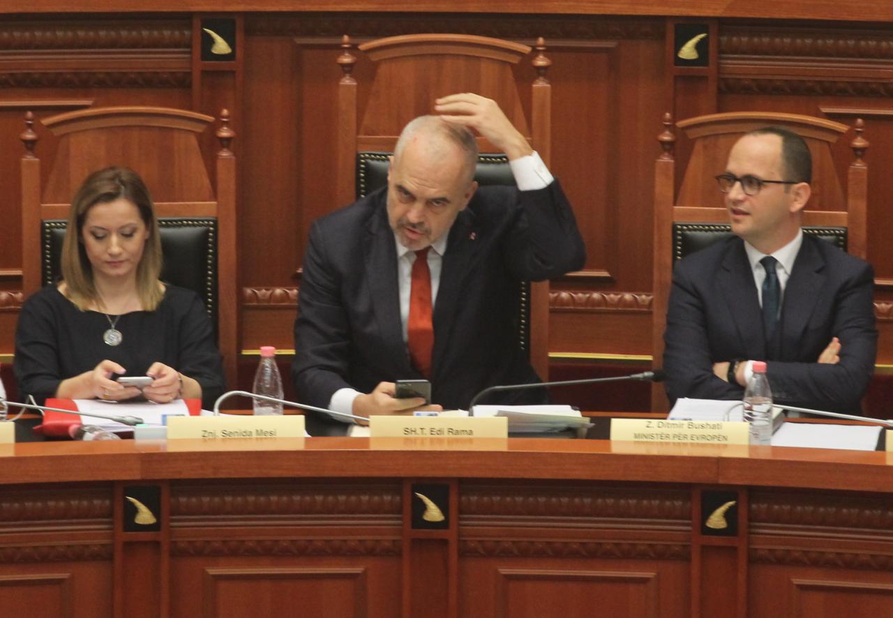 FOTO GALERI/ Sot në Kuvend, Gramoz Ruci kruan kokën, Edi Rama kruan kokën e veshin