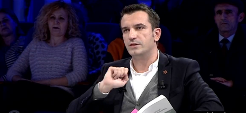 Veliaj prish teatrin, i flet pa etikë gazetares: “Shpirti vogël, prit kekun të piqet…”