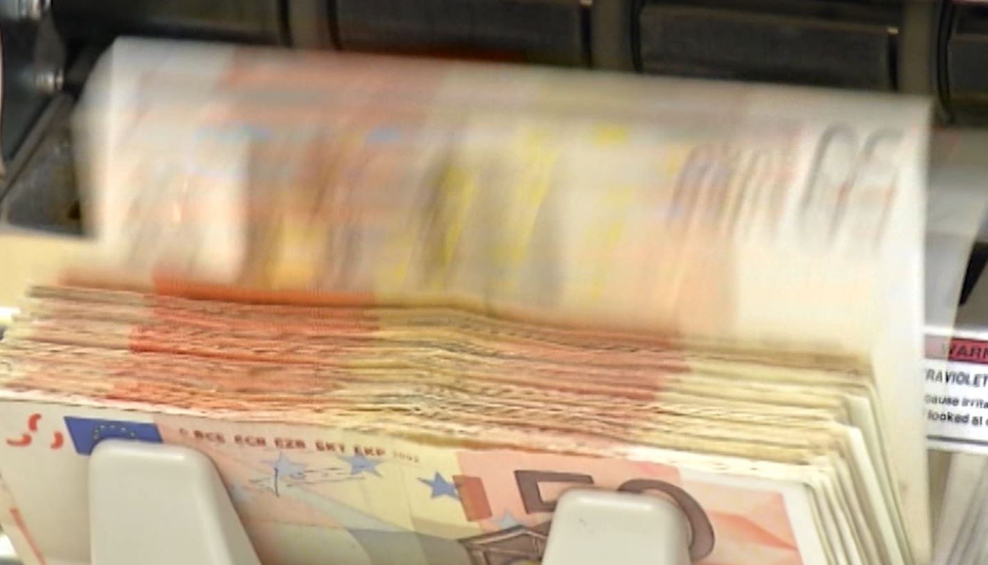 Monedha euro vazhdon të zhvlerësohet