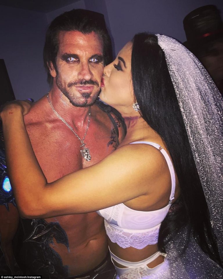 FOTO GALERI/ Milioneri festë luksoze me femra të zhveshur, ja çfarë kishte “stampuar” në të pasmet e tyre