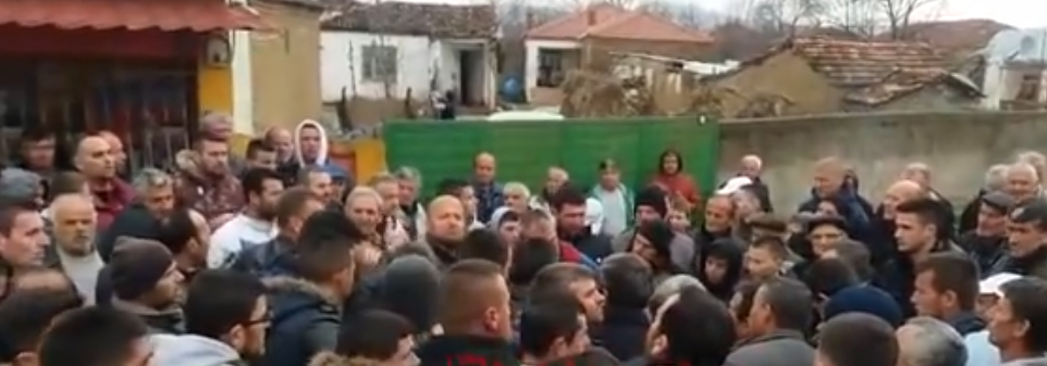 VIDEO/ Korçë, fermerët në protestë, fëmijët bojkotojnë mësimi në mbështetje të prindërve