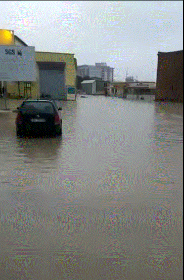 Fieri permbytet, uji vershon ne rruget e qytetit