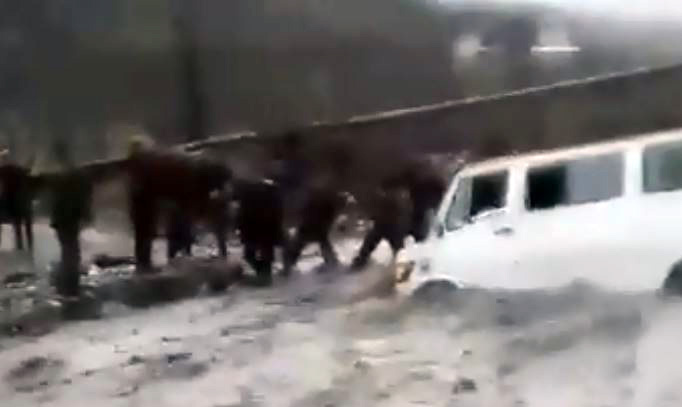 VIDEO/ Tiranë, furgonin me udhëtarë e merr rryma e lumit